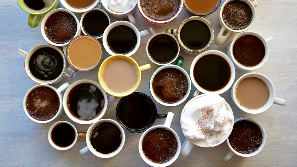 tante tazze di caffè viste dall'alto