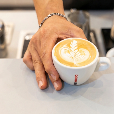 barista con tazza da cappuccino